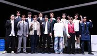 （前列左から）演出の尾上松也、ＳＨＯＷーＷＡの寺田真二郎、向山毅、塩田将己、（後列左から）山本佳志、青山隼、井筒雄太とＭＡＴＳＵＲＩの（前列右から）柳田優樹、松岡卓弥、小野寺翼、（後列右から）鈴木渉、橋爪健二、渡辺真（撮影・園田高夫）