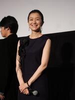 舞台あいさつで笑顔を輝かせる鈴木京香