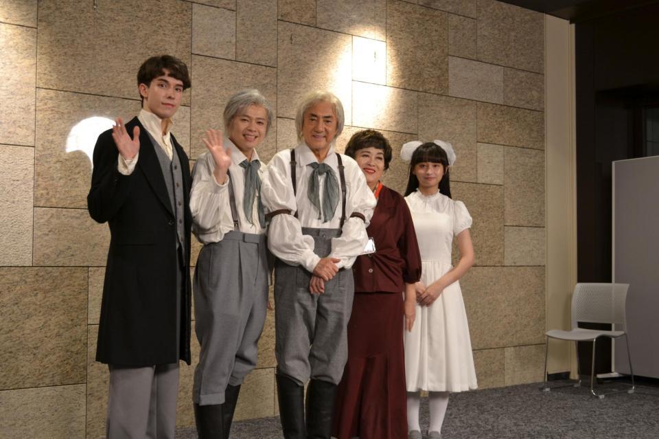 （左から）東島京、中川晃教、市村正親、渡辺えり、影山優佳