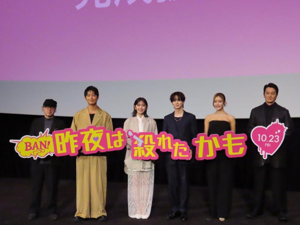 完成披露上映会に出席した鈴木愛理（左から３番目）、ＴＨＥ　ＲＡＭＰＡＧＥの吉野北人（左から４番目）ら