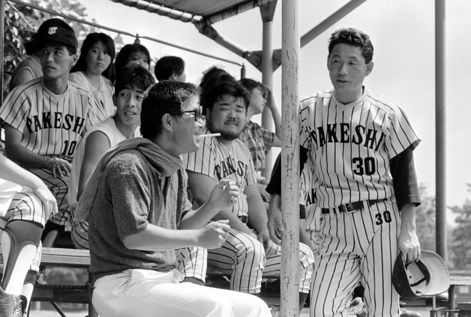 たけし軍団対スポーツ紙の野球対決に参加（右から２人目）＝１９８７年７月