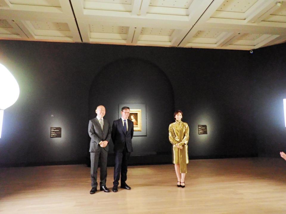 レオナルド・ダ・ヴィンチ「女性の肖像」（奥）と（左から）菅谷富夫・国立新美術館館長、クリストフ・ルリボー　ルーヴル美術館総裁・館長、北川景子