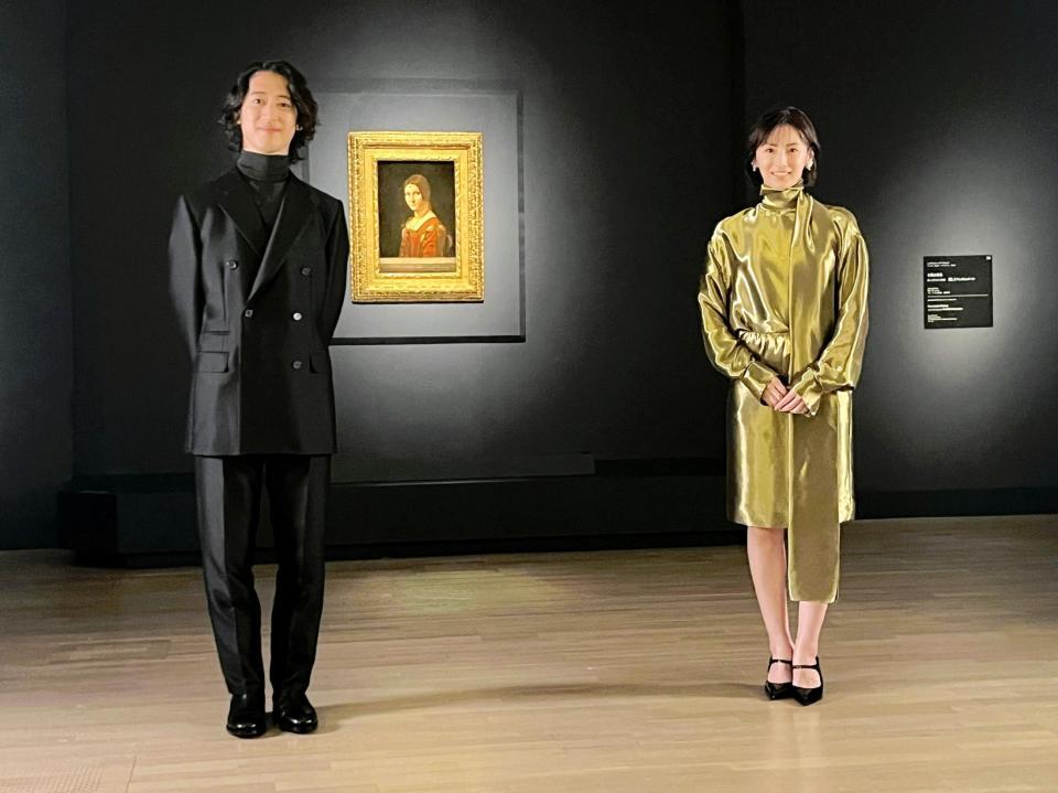 レオナルド・ダ・ヴィンチ「女性の肖像」（奥）と北川景子（右）、角野隼斗