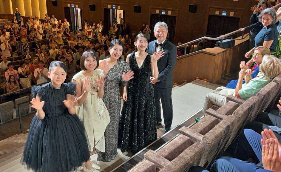 公式上映後、観客の拍手に応える（左から）岡田六花、七瀬ふうり、蒔田彩珠、出口夏希、是枝裕和監督