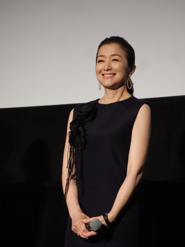 透明感あふれる美貌と笑顔を披露した鈴木京香