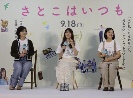 トークイベントに登壇した（左から）石田ひかり、有村架純、姫野花椿