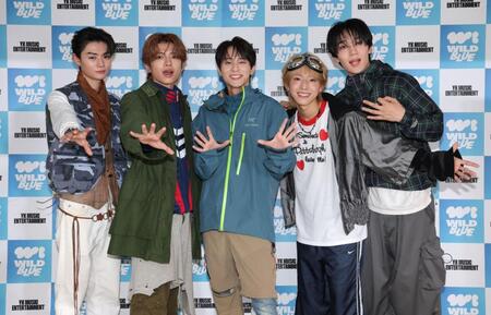 ポーズを決めるＷＩＬＤ　ＢＬＵＥ（左から）鈴陽向、宮武颯、山下幸輝、池田優斗、鈴川直弥（撮影・西岡正）