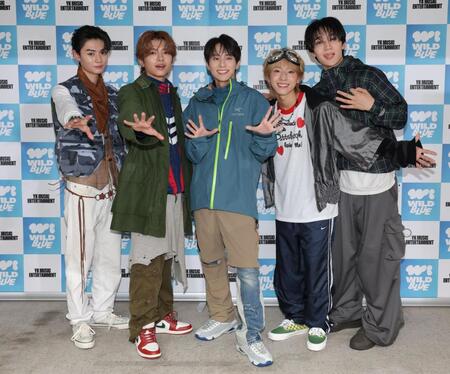 ポーズを決めるＷＩＬＤ　ＢＬＵＥ（左から）鈴陽向、宮武颯、山下幸輝、池田優斗、鈴川直弥（撮影・西岡正）