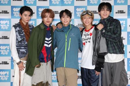 笑顔で肩を組むＷＩＬＤ　ＢＬＵＥ（左から）鈴陽向、宮武颯、山下幸輝、池田優斗、鈴川直弥（撮影・西岡正）