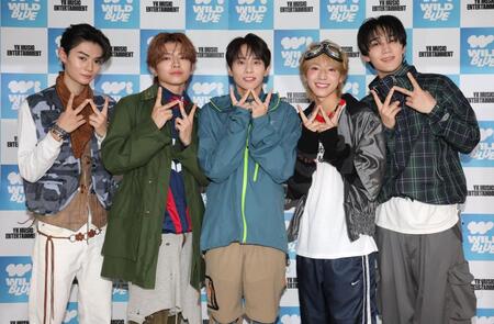 ポーズを決めるＷＩＬＤ　ＢＬＵＥ（左から）鈴陽向、宮武颯、山下幸輝、池田優斗、鈴川直弥（撮影・西岡正）