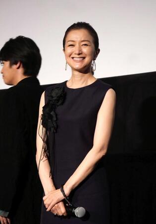 笑顔を輝かせる鈴木京香