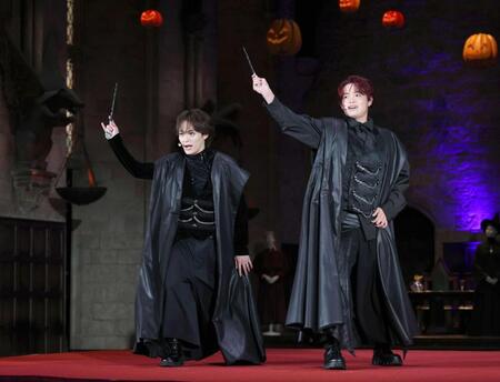 スペシャルパフォーマンスショーに登場したＴｒａｖｉｓ　Ｊａｐａｎの松倉海斗（左）と吉澤閑也（撮影・棚橋慶太）