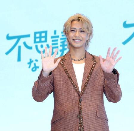 笑顔で手を振るｋｉｎｇ＆Ｐｒｉｎｃｅの高橋海人（撮影・西岡正）