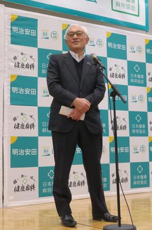 今年３月に開催した「明治安田杯　健康麻将全国大会」であいさつする明治安田・根岸秋男会長