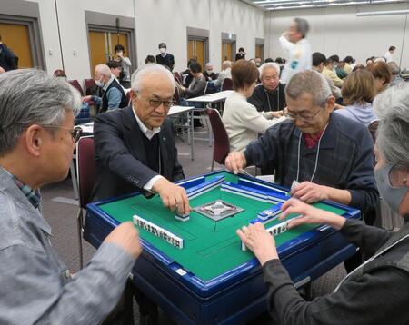 「明治安田杯　健康麻将全国大会」に参加した明治安田・根岸秋男会長（左から２人目）