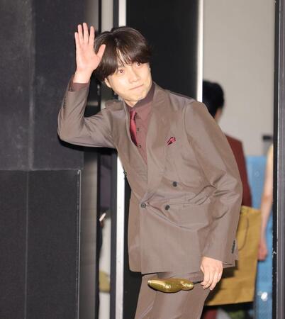 退室間際にファンにあいさつする重岡大毅（撮影・吉澤敬太）