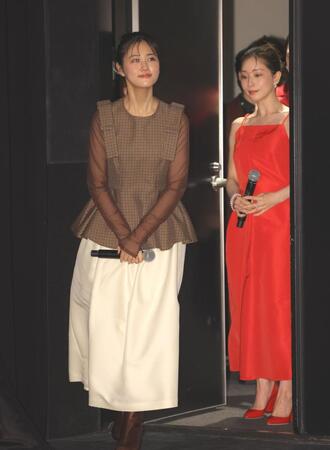 登壇する原菜乃華（左）と田中みな実（撮影・吉澤敬太）