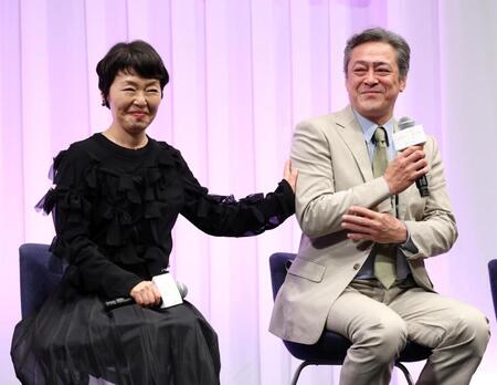撮影を思い返して涙ぐむデビット伊東（右）を気遣う小林聡美＝東京・大手町の日経ホール（撮影・伊藤笙子）