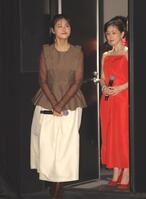 登壇する原菜乃華（左）と田中みな実（撮影・吉澤敬太）