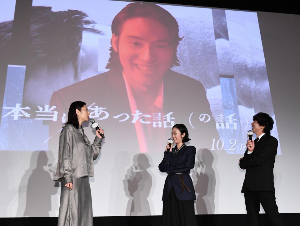 登壇した（左から）小池栄子、黒木華、佐々木蔵之介らに話しかける水上恒司（撮影・園田高夫）