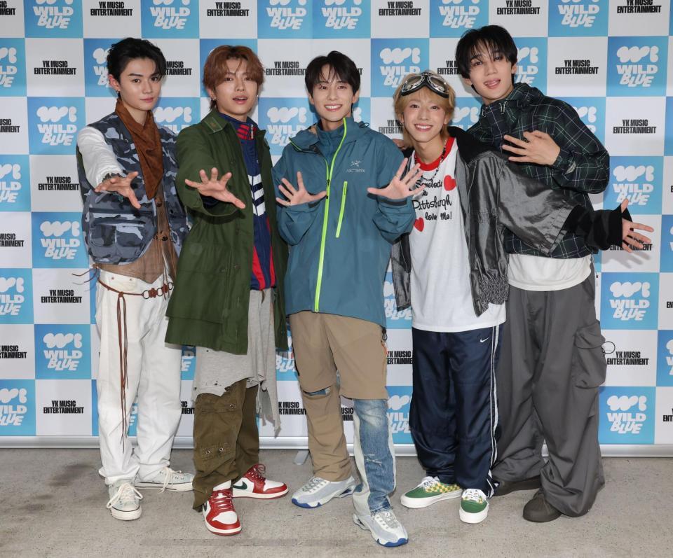 ポーズを決めるＷＩＬＤ　ＢＬＵＥ（左から）鈴陽向、宮武颯、山下幸輝、池田優斗、鈴川直弥（撮影・西岡正）