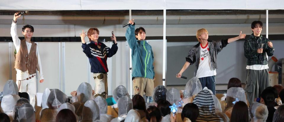 ライブでファンと盛り上がるＷＩＬＤ　ＢＬＵＥ（撮影・西岡正）