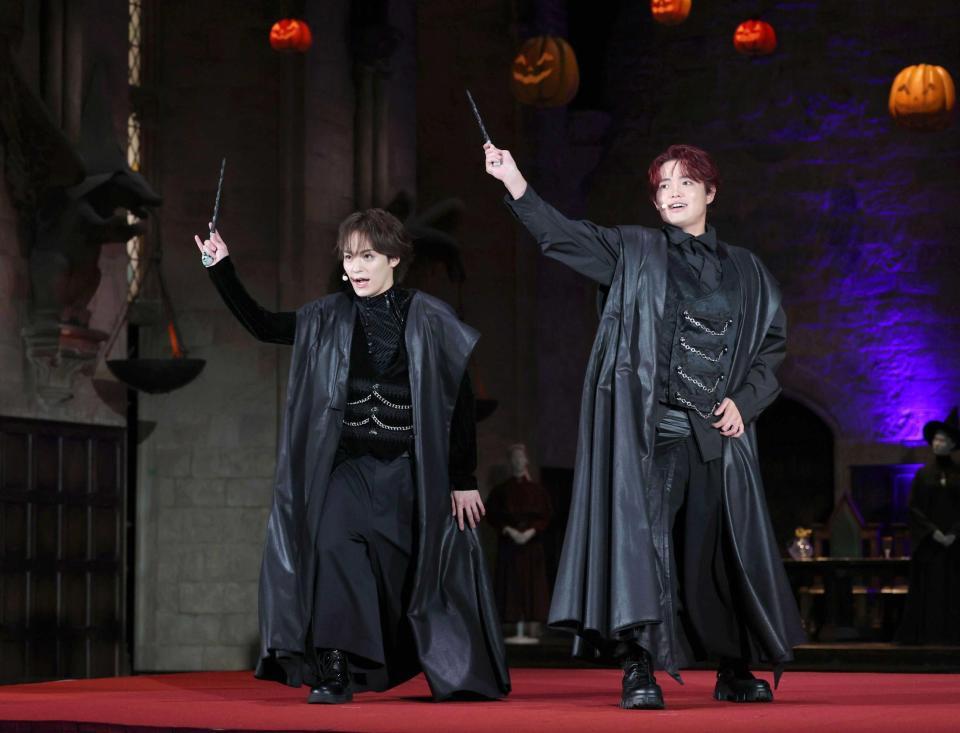スペシャルパフォーマンスショーに登場したＴｒａｖｉｓ　Ｊａｐａｎの松倉海斗（左）と吉澤閑也（撮影・棚橋慶太）