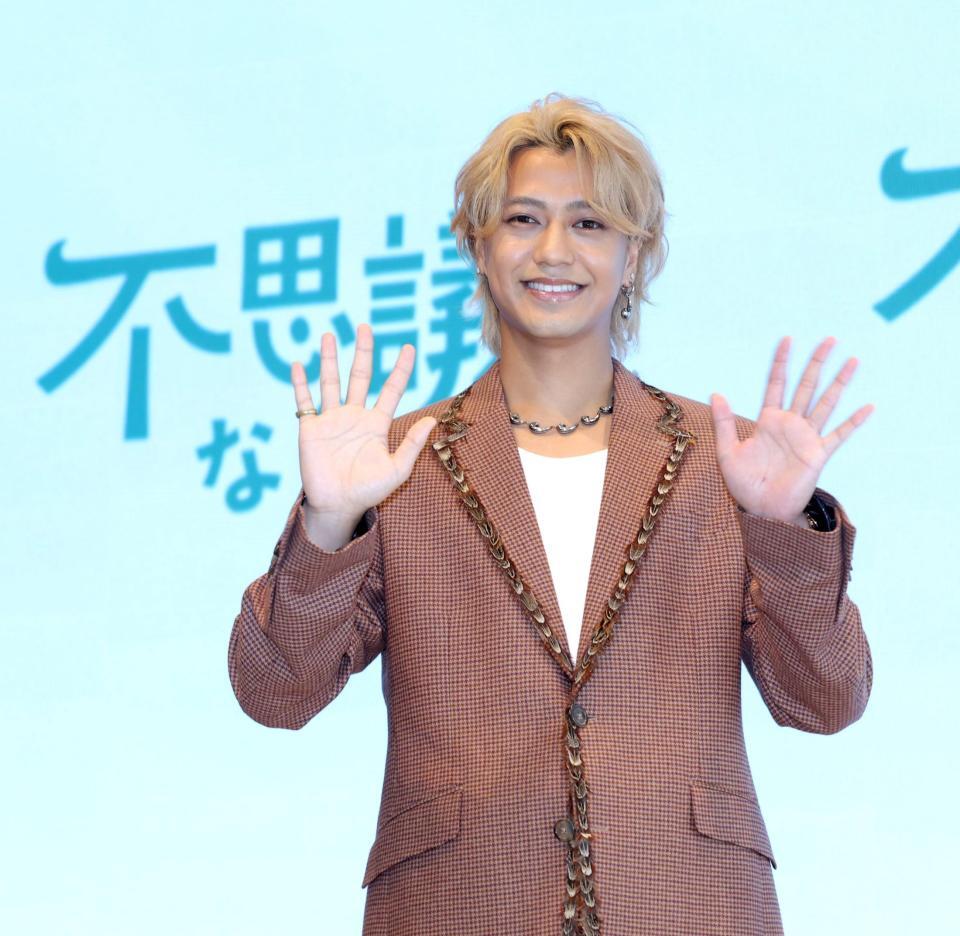 笑顔で手を振るｋｉｎｇ＆Ｐｒｉｎｃｅの高橋海人（撮影・西岡正）