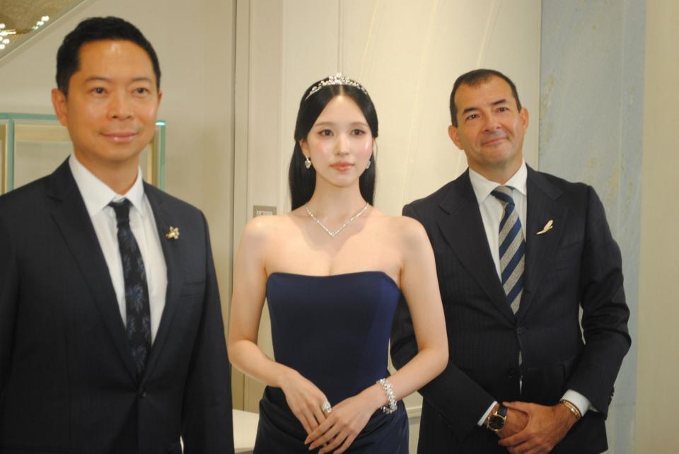 ＣＨＡＵＭＥＴ大阪心斎橋店グランドオープンの記者発表会に登壇した（左から）ショーメＣＥＯのチャールズ・レオン氏、ＭＩＮＡ、ショーメジャパンＧＭのピエール・クレ氏