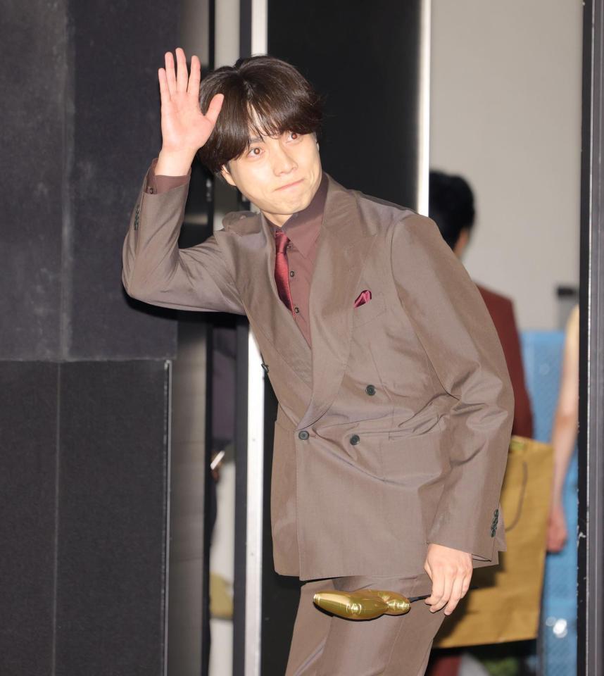 退室間際にファンにあいさつする重岡大毅（撮影・吉澤敬太）