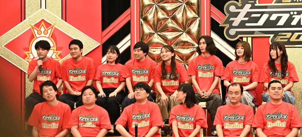記者会見で意気込みを語る蓮見翔（後列左端）らダウ９００００（撮影・開出牧）