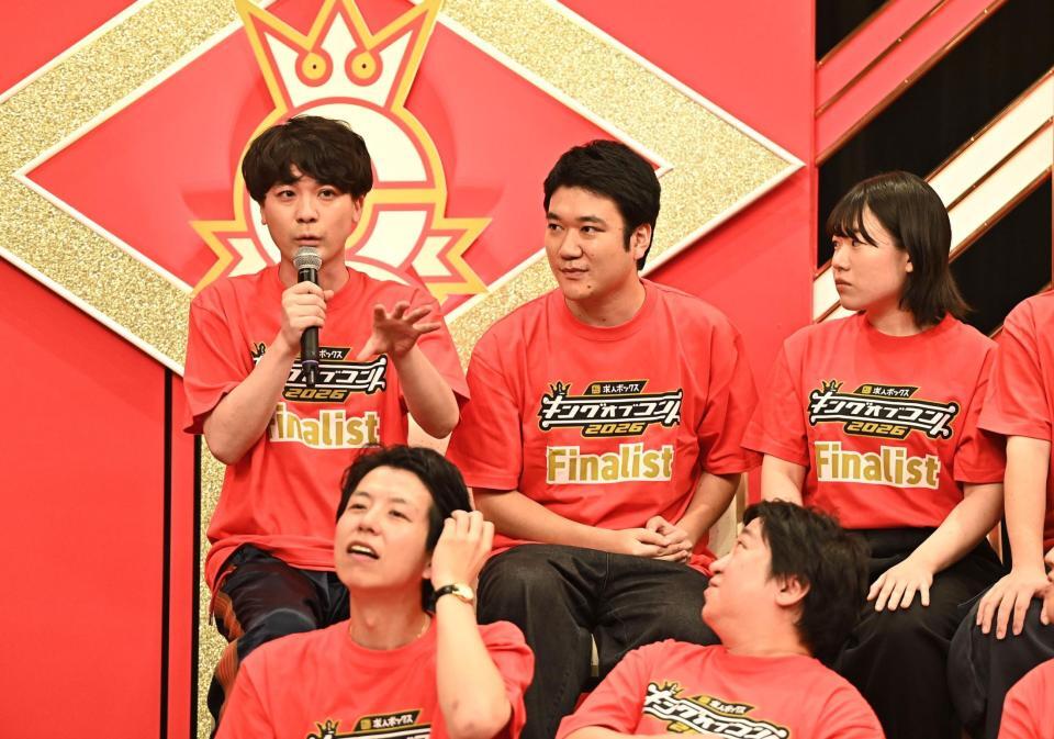 記者会見を盛り上げる（後列左から）ダウ９００００の蓮見翔、園田祥太、忽那文香、（前列左から）ニッポンの社長の辻クラシック、ケツ（撮影・開出牧）