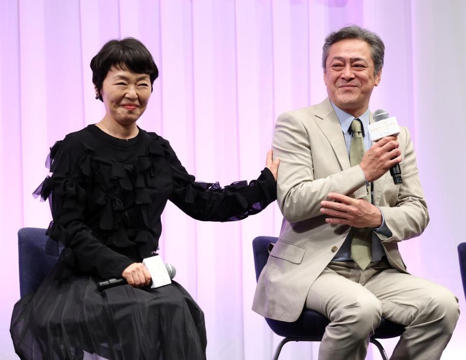 撮影を思い返して涙ぐむデビット伊東（右）を気遣う小林聡美＝東京・大手町の日経ホール（撮影・伊藤笙子）