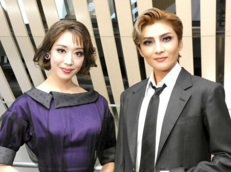 取材会を行った天紫珠李（左）と鳳月杏　