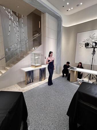 ＣＨＡＵＭＥＴ大阪心斎橋店グランドオープンの記者発表会に登壇したＭＩＮＡ