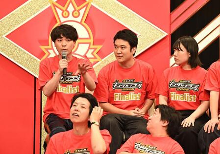 記者会見を盛り上げる（後列左から）ダウ９００００の蓮見翔、園田祥太、忽那文香、（前列左から）ニッポンの社長の辻クラシック、ケツ（撮影・開出牧）