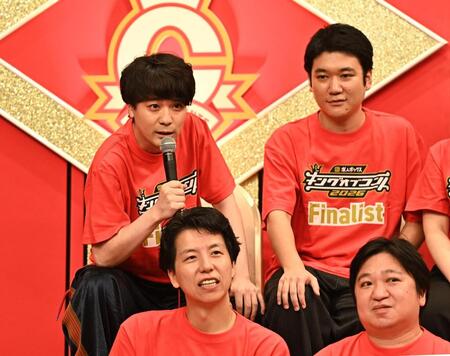 記者会見で質問に答えるダウ９００００の蓮見翔（後列左）。右は園田祥太、前列左からニッポンの社長の辻クラシック、ケツ（撮影・開出牧）