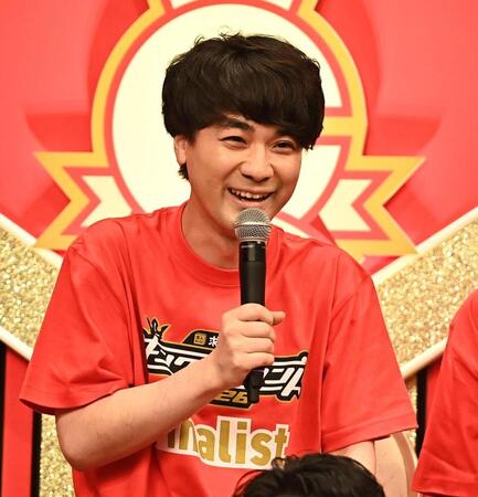 記者会見で笑いを取るダウ９００００の蓮見翔（撮影・開出牧）