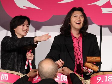 鏡開きでフライング？慌てる尾上松也（右）＝撮影・金田祐二