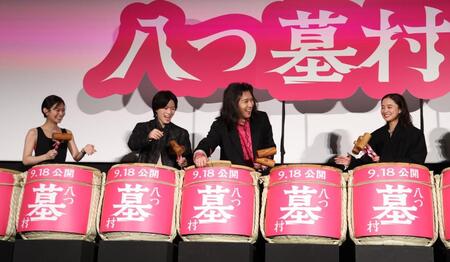 鏡割りで尾上松也がフライング？慌てる（左から）永瀬莉子、奥智哉、堀田真由（撮影・金田祐二）