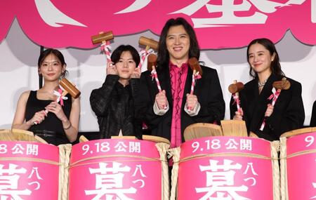 鏡開きを行い笑顔の（左から）永瀬莉子、奥智哉、尾上松也、堀田真由（撮影・金田祐二）
