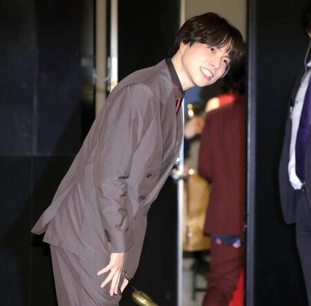 イベント終了後、報道陣からの問いかけに応じた重岡大毅（撮影・吉澤敬太）　