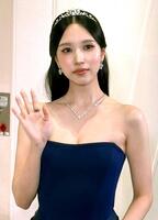 手を振るＭＩＮＡ