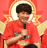 記者会見で笑いを取るダウ９００００の蓮見翔（撮影・開出牧）