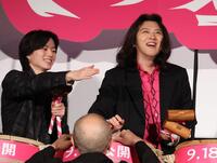 鏡開きでフライング？慌てる尾上松也（右）＝撮影・金田祐二