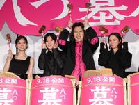 鏡開き後、ポーズをとる（左から）永瀬莉子、奥智哉、尾上松也、堀田真由（撮影・金田祐二）　