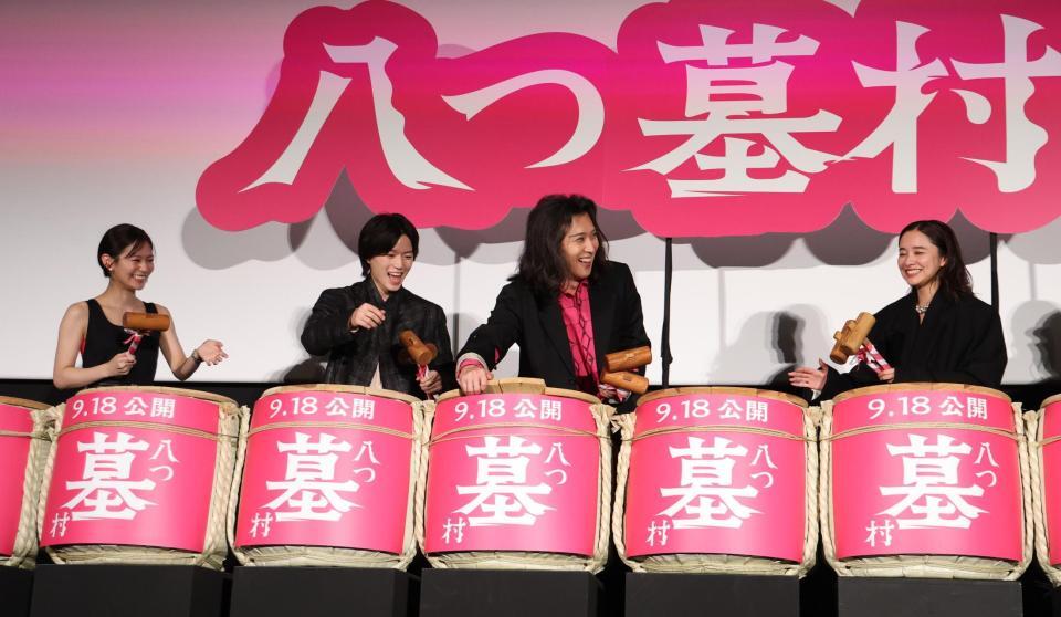 鏡割りで尾上松也がフライング？慌てる（左から）永瀬莉子、奥智哉、堀田真由（撮影・金田祐二）