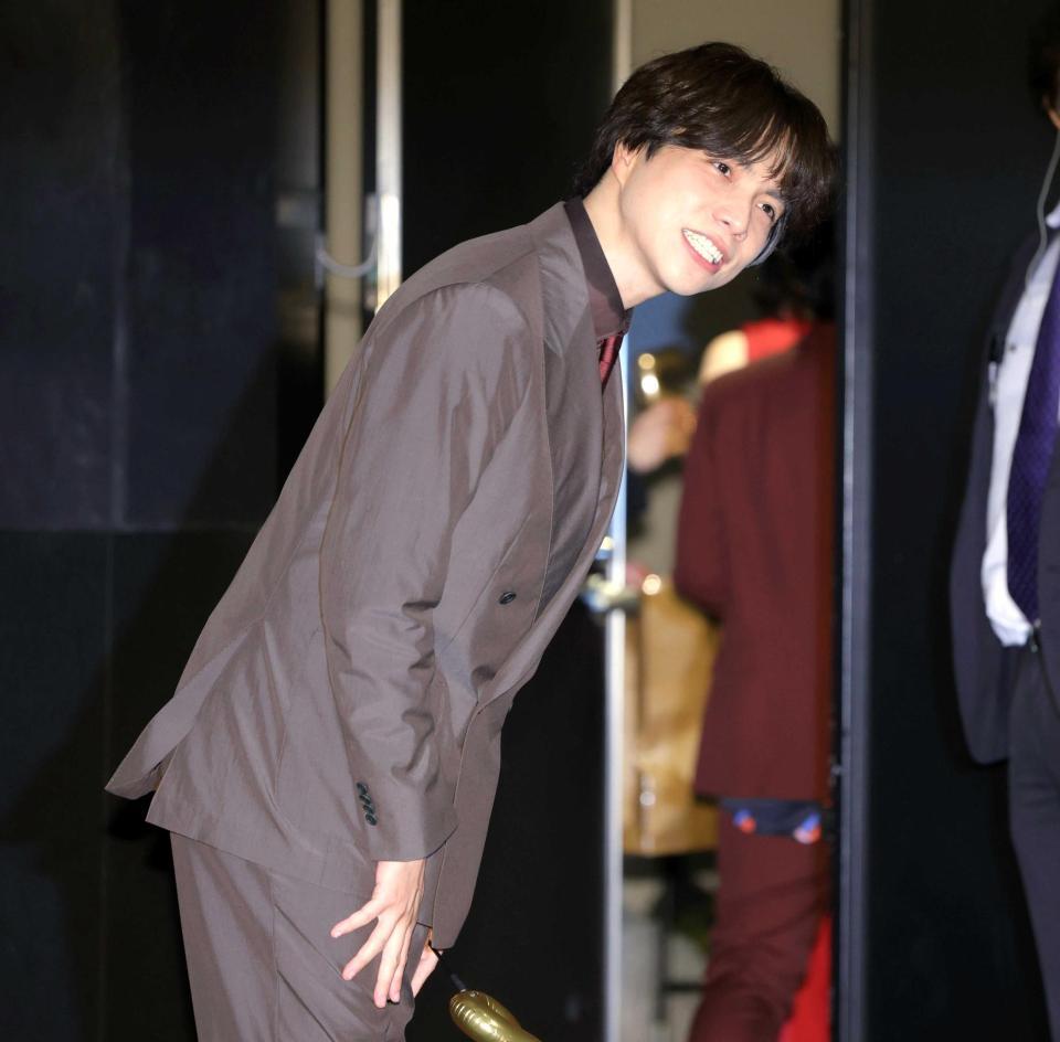 イベント終了後、報道陣からの問いかけに応じた重岡大毅（撮影・吉澤敬太）　