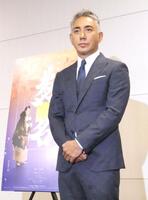 囲み取材に応じた市川團十郎