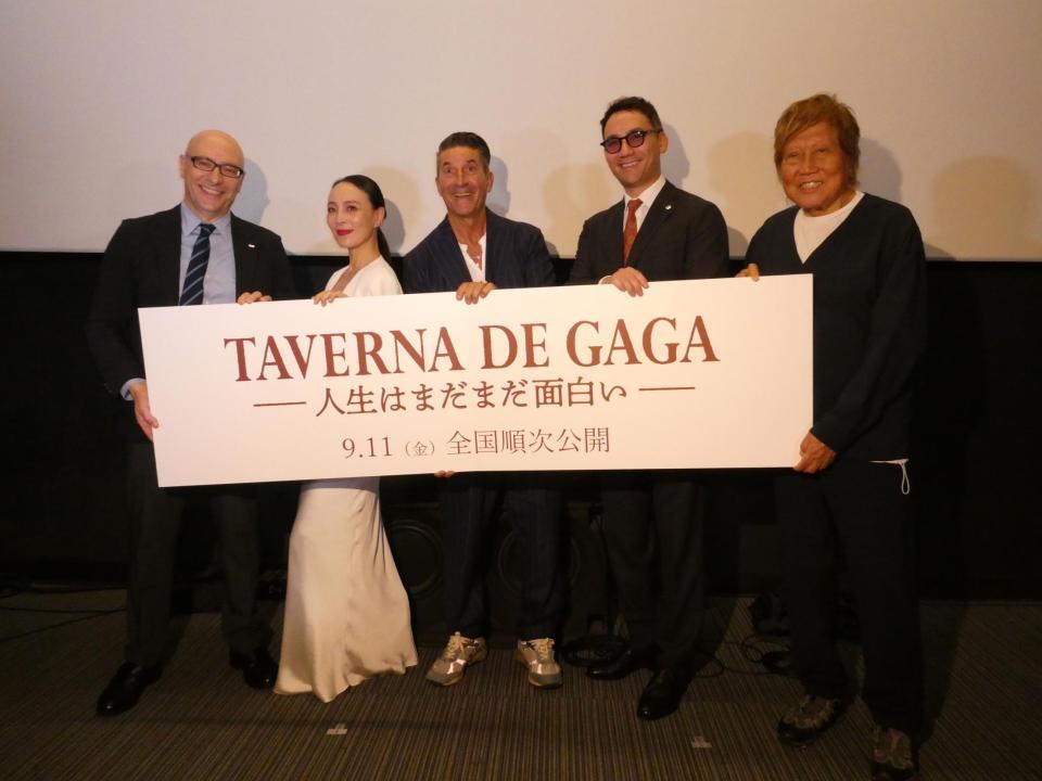舞台あいさつに登壇した（左から）マリオ・アンドレア・ヴァッターニ駐日イタリア大使、市川純、パンツェッタ・ジローラモ、ベリッシモ・フランチェスコ、浜野安宏監督